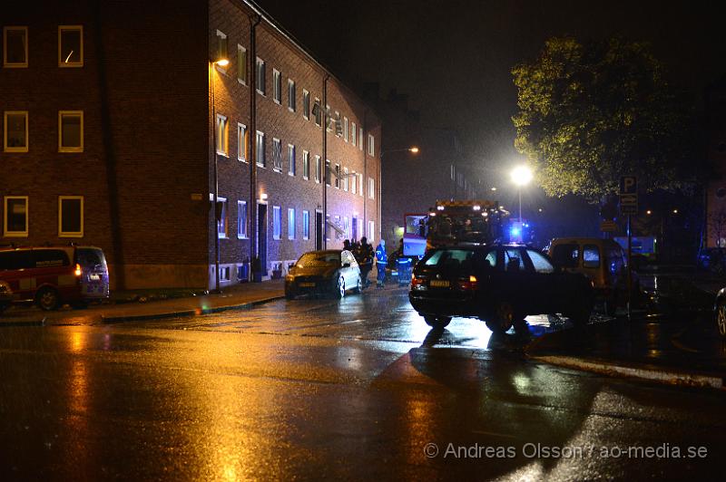 DSC_1450.JPG - Vid 18.30 larmades räddningstjänst, ambulans och polis till en lägenhet på munkavägen där man såg lågor i fönstret på andra våningen. Det är oklart vad som brunnit och om någon skadats men man fick gå in med rökdykare i lägenheten. Även boende i dem andra lägenheterna fick evakueras men kunde senare gå tillbaka till sina lägenheter.