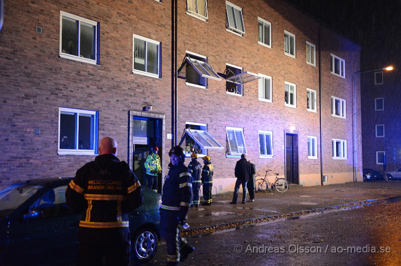 DSC_1452.JPG - Vid 18.30 larmades räddningstjänst, ambulans och polis till en lägenhet på munkavägen där man såg lågor i fönstret på andra våningen. Det är oklart vad som brunnit och om någon skadats men man fick gå in med rökdykare i lägenheten. Även boende i dem andra lägenheterna fick evakueras men kunde senare gå tillbaka till sina lägenheter.