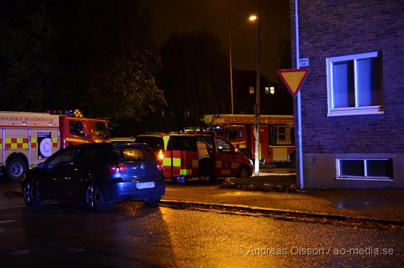 DSC_1457.JPG - Vid 18.30 larmades räddningstjänst, ambulans och polis till en lägenhet på munkavägen där man såg lågor i fönstret på andra våningen. Det är oklart vad som brunnit och om någon skadats men man fick gå in med rökdykare i lägenheten. Även boende i dem andra lägenheterna fick evakueras men kunde senare gå tillbaka till sina lägenheter.