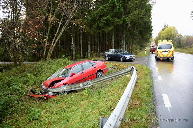 DSC_1441.JPG - Vid 16 tiden larmades räddningstjänsten, ambulans och polis till väg 24 norr om Perstorp där en personbil kört av vägen och ner i ett dike. Bilen körde även ner ett räcke och blev demolerad i fronten. Det är oklart om någon skadats i olyckan.