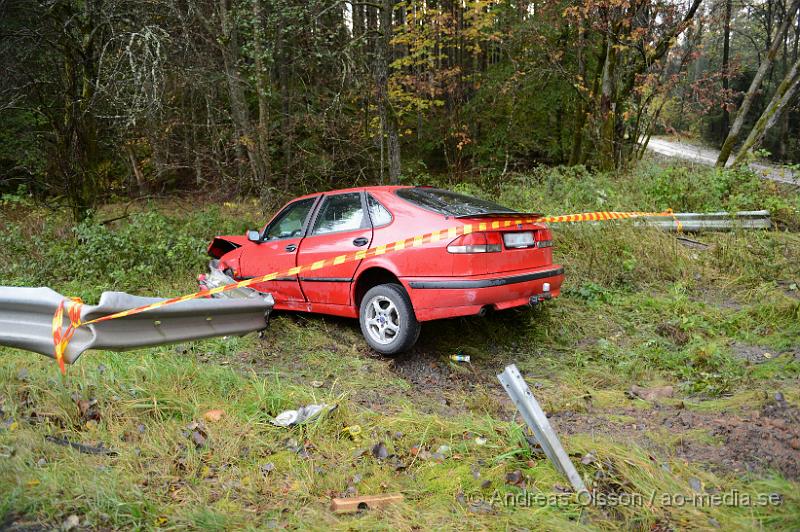 DSC_1446.JPG - Vid 16 tiden larmades räddningstjänsten, ambulans och polis till väg 24 norr om Perstorp där en personbil kört av vägen och ner i ett dike. Bilen körde även ner ett räcke och blev demolerad i fronten. Det är oklart om någon skadats i olyckan.