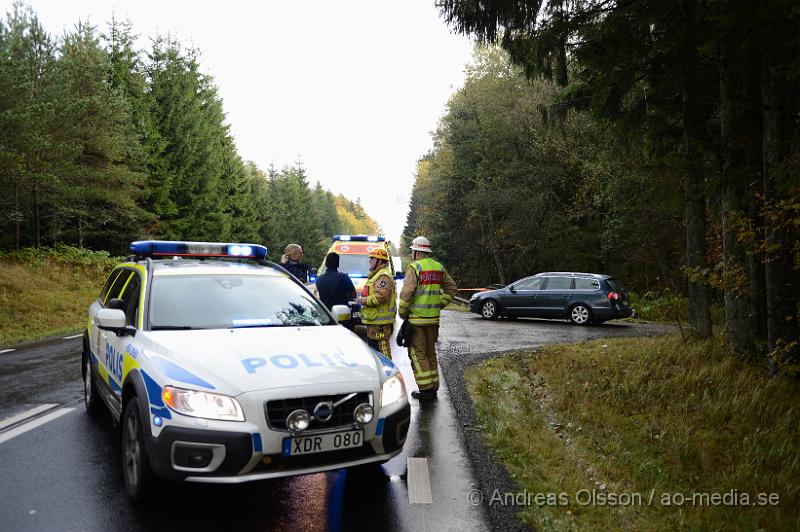 DSC_1448.JPG - Vid 16 tiden larmades räddningstjänsten, ambulans och polis till väg 24 norr om Perstorp där en personbil kört av vägen och ner i ett dike. Bilen körde även ner ett räcke och blev demolerad i fronten. Det är oklart om någon skadats i olyckan.