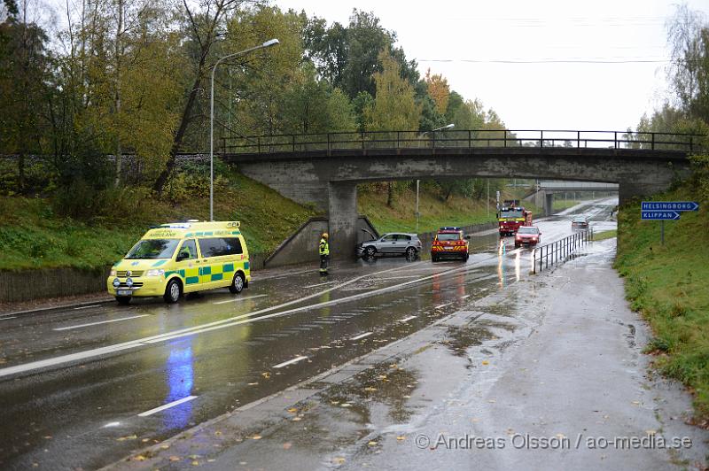 DSC_1429.JPG - Strax efter 13:00 på söndagen larmades räddningstjänsten till oderljungavägen i Perstorp där en personbil kört in i viadukten av okänd anledning. Men av vattenansamlingen under bron kan man gissa att föraren fått vattenplaning och tappat kontrollen över bilen. Skadeläget är oklart.