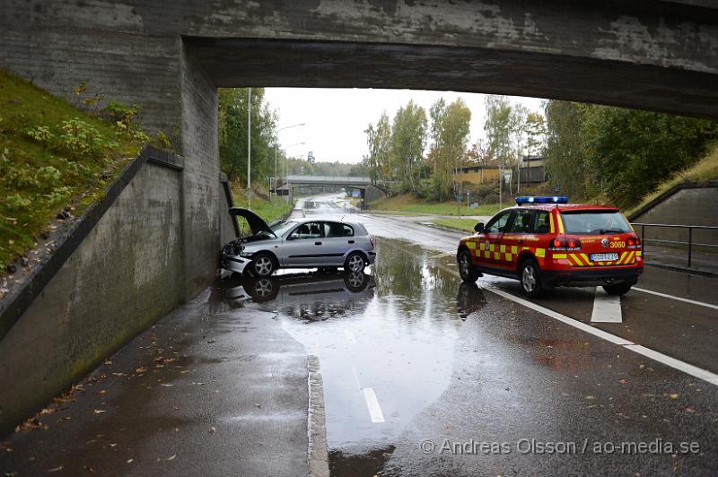 DSC_1431.JPG - Strax efter 13:00 på söndagen larmades räddningstjänsten till oderljungavägen i Perstorp där en personbil kört in i viadukten av okänd anledning. Men av vattenansamlingen under bron kan man gissa att föraren fått vattenplaning och tappat kontrollen över bilen. Skadeläget är oklart.