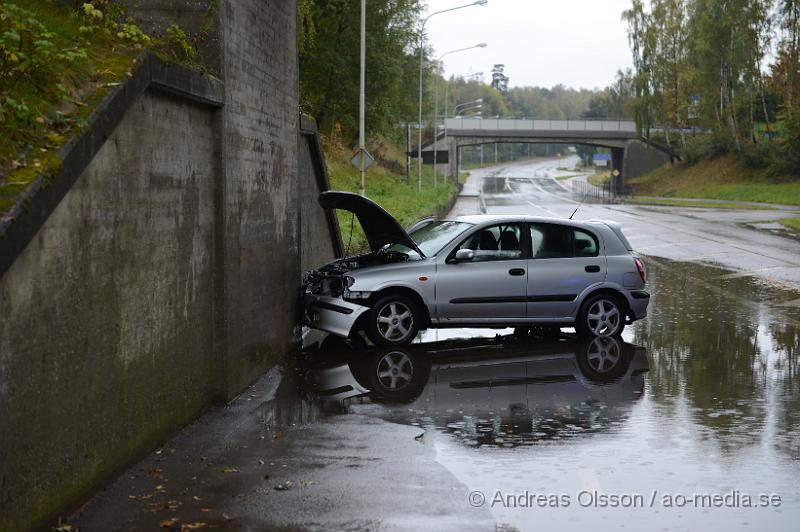 DSC_1432.JPG - Strax efter 13:00 på söndagen larmades räddningstjänsten till oderljungavägen i Perstorp där en personbil kört in i viadukten av okänd anledning. Men av vattenansamlingen under bron kan man gissa att föraren fått vattenplaning och tappat kontrollen över bilen. Skadeläget är oklart.