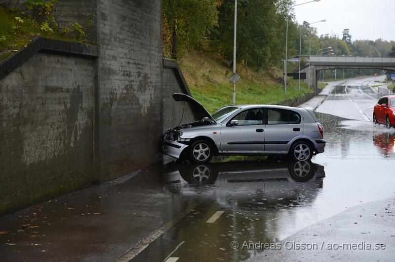 DSC_1435.JPG - Strax efter 13:00 på söndagen larmades räddningstjänsten till oderljungavägen i Perstorp där en personbil kört in i viadukten av okänd anledning. Men av vattenansamlingen under bron kan man gissa att föraren fått vattenplaning och tappat kontrollen över bilen. Skadeläget är oklart.