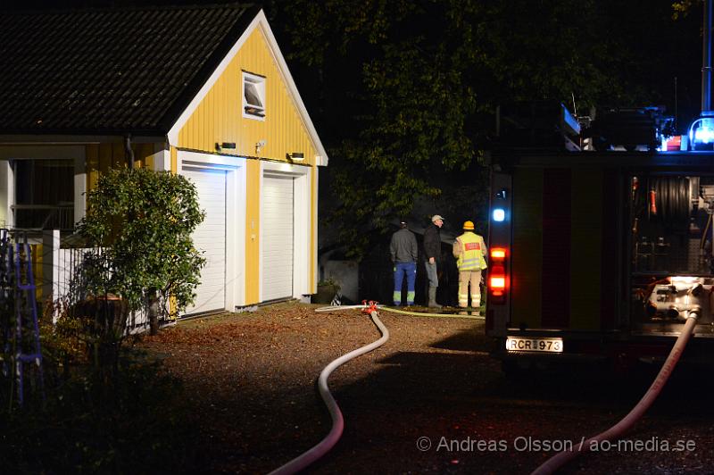 DSC_1471.JPG - Strax innan 00:00 på måndagskvällen larmades räddningstjänsten, ambulans och polis till Killhult i Skånes Fagerhult där det inkommit ett larm om att en fristående byggnad brann, vid framkomst va det fullt utvecklad brand. I byggnaden fanns bla ett släp och en hel del ved, ca  5-6 kubikmeter. Det gjorde att branden blev väldigt svår att släcka helt då vattnet inte kom åt överallt och man fick ta in en hjullastare som kunde få ut veden så man kunde släcka ner det ordentligt. Det är oklart hur branden starta men man misstänker att den är anlagd.