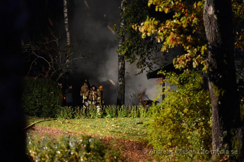 DSC_1480.JPG - Strax innan 00:00 på måndagskvällen larmades räddningstjänsten, ambulans och polis till Killhult i Skånes Fagerhult där det inkommit ett larm om att en fristående byggnad brann, vid framkomst va det fullt utvecklad brand. I byggnaden fanns bla ett släp och en hel del ved, ca  5-6 kubikmeter. Det gjorde att branden blev väldigt svår att släcka helt då vattnet inte kom åt överallt och man fick ta in en hjullastare som kunde få ut veden så man kunde släcka ner det ordentligt. Det är oklart hur branden starta men man misstänker att den är anlagd.