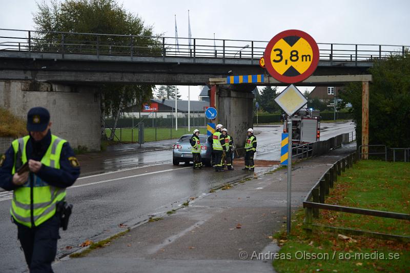DSC_1460.JPG - Vid 09,45 larmades räddningstjänsten, ambulans och polis till Malmövägen i Åstorp där en personbil krockat med viadukten. Ingen person ska ha skadats i olyckan.