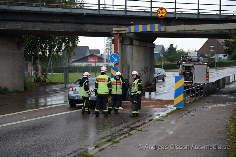 DSC_1461.JPG - Vid 09,45 larmades räddningstjänsten, ambulans och polis till Malmövägen i Åstorp där en personbil krockat med viadukten. Ingen person ska ha skadats i olyckan.