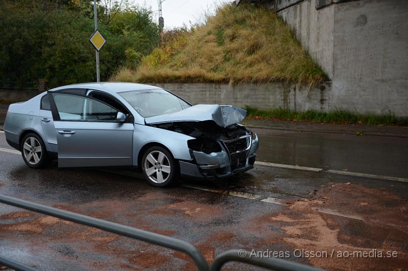 DSC_1462.JPG - Vid 09,45 larmades räddningstjänsten, ambulans och polis till Malmövägen i Åstorp där en personbil krockat med viadukten. Ingen person ska ha skadats i olyckan.