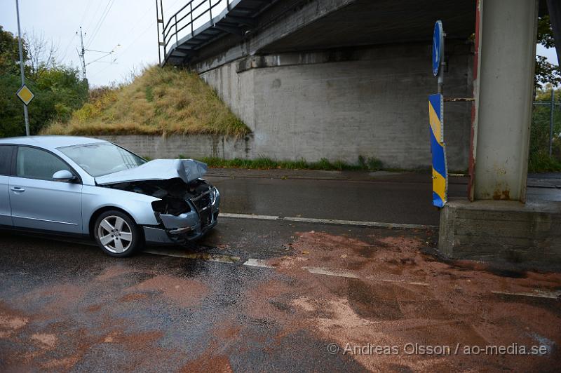 DSC_1464.JPG - Vid 09,45 larmades räddningstjänsten, ambulans och polis till Malmövägen i Åstorp där en personbil krockat med viadukten. Ingen person ska ha skadats i olyckan.