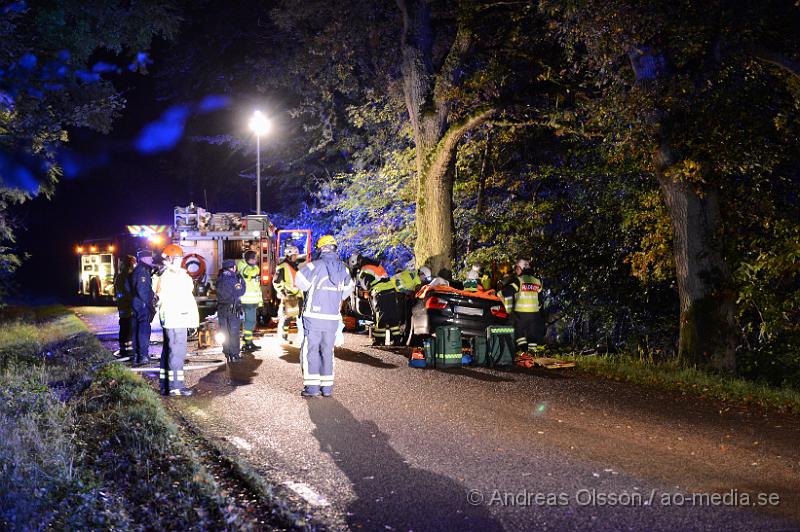 DSC_1502.JPG - Strax innan 00:30 tiden larmades räddningstjänst, ambulans och polis till Röglevägen strax utanför Ängelholm där en personbil kolliderat med ett träd. Räddningstjänsten fick klippa upp bilen för att få ut personerna på ett säkert sätt. Personerna fick föras till sukhuset med oklara skador.