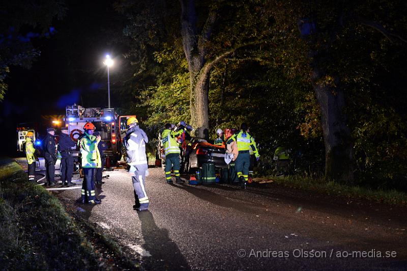 DSC_1504.JPG - Strax innan 00:30 tiden larmades räddningstjänst, ambulans och polis till Röglevägen strax utanför Ängelholm där en personbil kolliderat med ett träd. Räddningstjänsten fick klippa upp bilen för att få ut personerna på ett säkert sätt. Personerna fick föras till sukhuset med oklara skador.