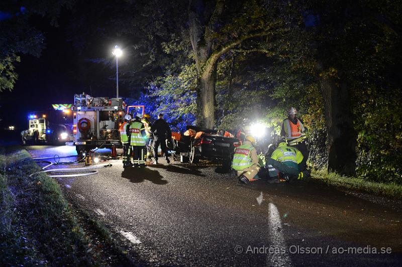 DSC_1505.JPG - Strax innan 00:30 tiden larmades räddningstjänst, ambulans och polis till Röglevägen strax utanför Ängelholm där en personbil kolliderat med ett träd. Räddningstjänsten fick klippa upp bilen för att få ut personerna på ett säkert sätt. Personerna fick föras till sukhuset med oklara skador.