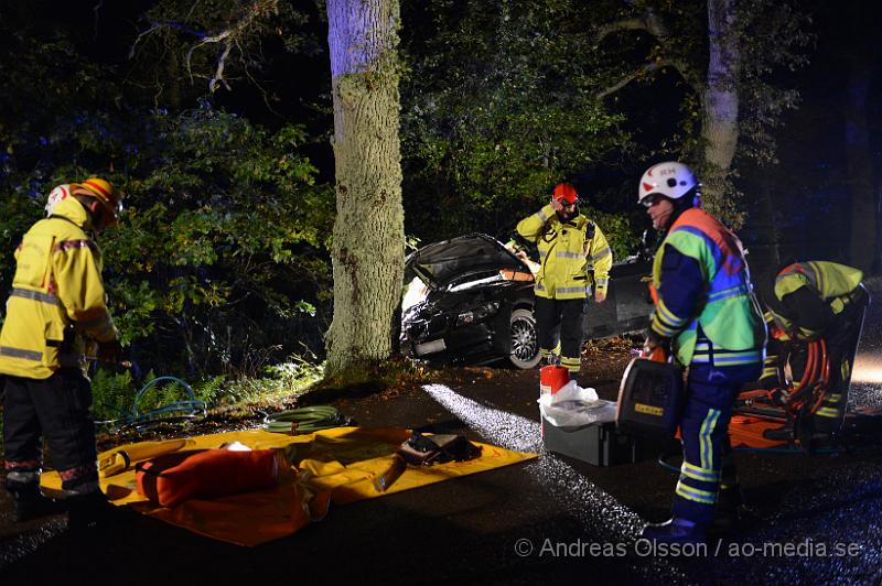 DSC_1509.JPG - Strax innan 00:30 tiden larmades räddningstjänst, ambulans och polis till Röglevägen strax utanför Ängelholm där en personbil kolliderat med ett träd. Räddningstjänsten fick klippa upp bilen för att få ut personerna på ett säkert sätt. Personerna fick föras till sukhuset med oklara skador.