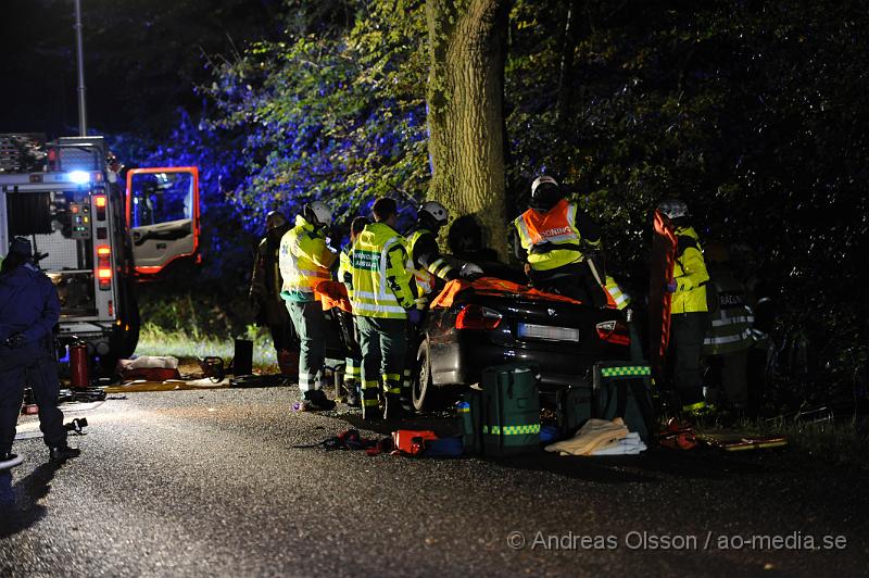 _DSC2559.JPG - Strax innan 00:30 tiden larmades räddningstjänst, ambulans och polis till Röglevägen strax utanför Ängelholm där en personbil kolliderat med ett träd. Räddningstjänsten fick klippa upp bilen för att få ut personerna på ett säkert sätt. Personerna fick föras till sukhuset med oklara skador.