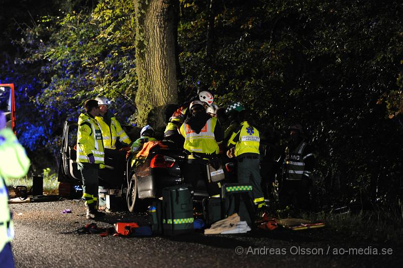 _DSC2562.JPG - Strax innan 00:30 tiden larmades räddningstjänst, ambulans och polis till Röglevägen strax utanför Ängelholm där en personbil kolliderat med ett träd. Räddningstjänsten fick klippa upp bilen för att få ut personerna på ett säkert sätt. Personerna fick föras till sukhuset med oklara skador.