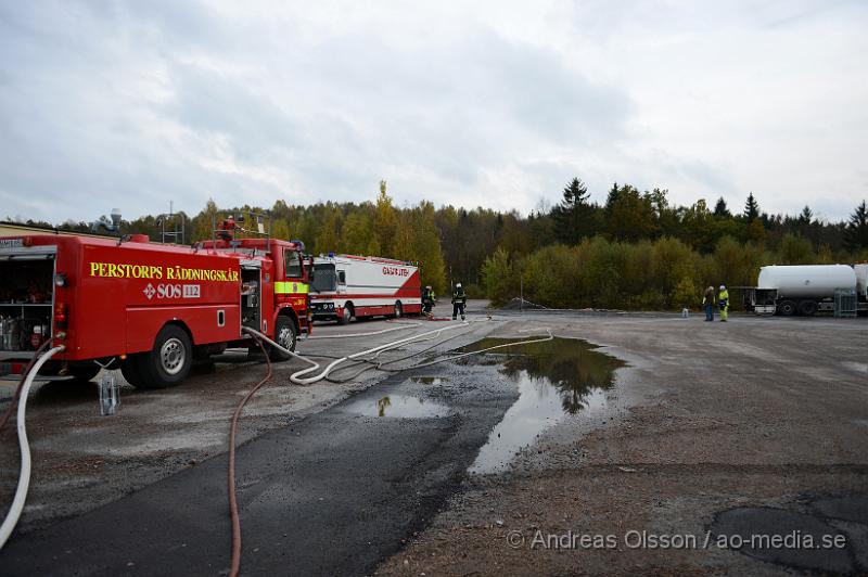 DSC_1517.JPG - Vid 09:00 tiden imorse inkom ett larm om att en tankbil läckte ut gasol vid ett företag i Perstorp till en början så försökte man täta kopplingen som gått sönder men det blev inte tillräckligt säkert för att kunna låta transporten köra vidare för att lämna av gasolen och då försökte man få tag i en annan tankbil så man kunde tanka över gasen men det fanns ingen bil i närheten. Då fattade man beslutet att man skulle koppla på en anordning och bränna gasen så man kallade in Gasakuten från Göteborgs området som kom och fixade detta. Under flera timmar brann det en flera meter hög låga i Perstorp. Ingen person ska ha kommit till skada.