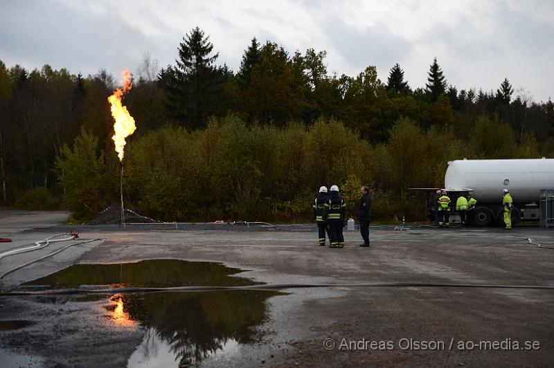 DSC_1522.JPG - Vid 09:00 tiden imorse inkom ett larm om att en tankbil läckte ut gasol vid ett företag i Perstorp till en början så försökte man täta kopplingen som gått sönder men det blev inte tillräckligt säkert för att kunna låta transporten köra vidare för att lämna av gasolen och då försökte man få tag i en annan tankbil så man kunde tanka över gasen men det fanns ingen bil i närheten. Då fattade man beslutet att man skulle koppla på en anordning och bränna gasen så man kallade in Gasakuten från Göteborgs området som kom och fixade detta. Under flera timmar brann det en flera meter hög låga i Perstorp. Ingen person ska ha kommit till skada.