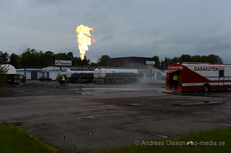 DSC_1526.JPG - Vid 09:00 tiden imorse inkom ett larm om att en tankbil läckte ut gasol vid ett företag i Perstorp till en början så försökte man täta kopplingen som gått sönder men det blev inte tillräckligt säkert för att kunna låta transporten köra vidare för att lämna av gasolen och då försökte man få tag i en annan tankbil så man kunde tanka över gasen men det fanns ingen bil i närheten. Då fattade man beslutet att man skulle koppla på en anordning och bränna gasen så man kallade in Gasakuten från Göteborgs området som kom och fixade detta. Under flera timmar brann det en flera meter hög låga i Perstorp. Ingen person ska ha kommit till skada.