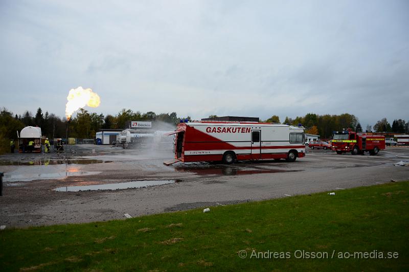 DSC_1529.JPG - Vid 09:00 tiden imorse inkom ett larm om att en tankbil läckte ut gasol vid ett företag i Perstorp till en början så försökte man täta kopplingen som gått sönder men det blev inte tillräckligt säkert för att kunna låta transporten köra vidare för att lämna av gasolen och då försökte man få tag i en annan tankbil så man kunde tanka över gasen men det fanns ingen bil i närheten. Då fattade man beslutet att man skulle koppla på en anordning och bränna gasen så man kallade in Gasakuten från Göteborgs området som kom och fixade detta. Under flera timmar brann det en flera meter hög låga i Perstorp. Ingen person ska ha kommit till skada.