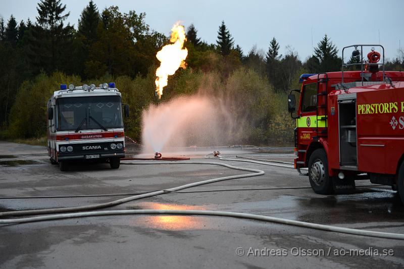 DSC_1533.JPG - Vid 09:00 tiden imorse inkom ett larm om att en tankbil läckte ut gasol vid ett företag i Perstorp till en början så försökte man täta kopplingen som gått sönder men det blev inte tillräckligt säkert för att kunna låta transporten köra vidare för att lämna av gasolen och då försökte man få tag i en annan tankbil så man kunde tanka över gasen men det fanns ingen bil i närheten. Då fattade man beslutet att man skulle koppla på en anordning och bränna gasen så man kallade in Gasakuten från Göteborgs området som kom och fixade detta. Under flera timmar brann det en flera meter hög låga i Perstorp. Ingen person ska ha kommit till skada.