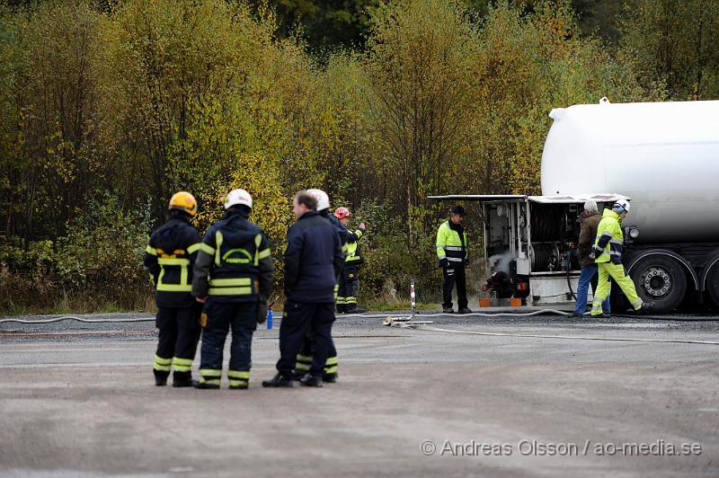 _DSC2567.JPG - Vid 09:00 tiden imorse inkom ett larm om att en tankbil läckte ut gasol vid ett företag i Perstorp till en början så försökte man täta kopplingen som gått sönder men det blev inte tillräckligt säkert för att kunna låta transporten köra vidare för att lämna av gasolen och då försökte man få tag i en annan tankbil så man kunde tanka över gasen men det fanns ingen bil i närheten. Då fattade man beslutet att man skulle koppla på en anordning och bränna gasen så man kallade in Gasakuten från Göteborgs området som kom och fixade detta. Under flera timmar brann det en flera meter hög låga i Perstorp. Ingen person ska ha kommit till skada.