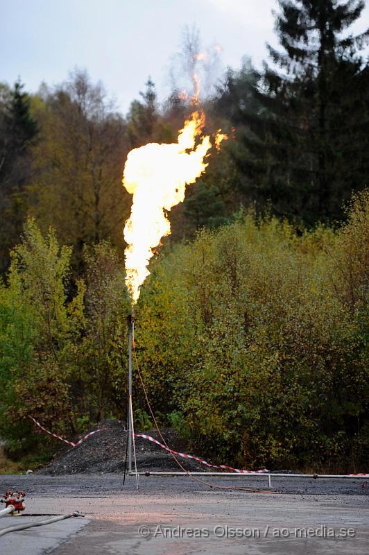 _DSC2570.JPG - Vid 09:00 tiden imorse inkom ett larm om att en tankbil läckte ut gasol vid ett företag i Perstorp till en början så försökte man täta kopplingen som gått sönder men det blev inte tillräckligt säkert för att kunna låta transporten köra vidare för att lämna av gasolen och då försökte man få tag i en annan tankbil så man kunde tanka över gasen men det fanns ingen bil i närheten. Då fattade man beslutet att man skulle koppla på en anordning och bränna gasen så man kallade in Gasakuten från Göteborgs området som kom och fixade detta. Under flera timmar brann det en flera meter hög låga i Perstorp. Ingen person ska ha kommit till skada.