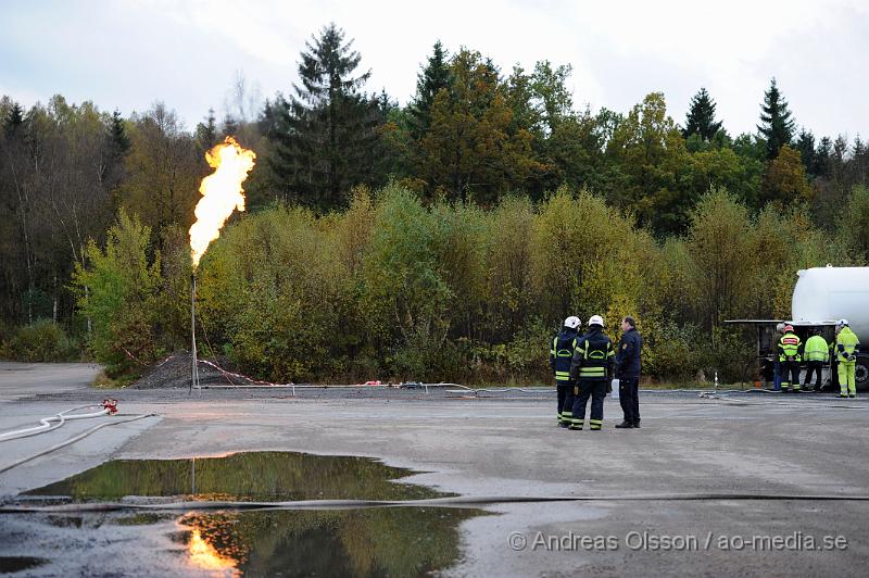 _DSC2572.JPG - Vid 09:00 tiden imorse inkom ett larm om att en tankbil läckte ut gasol vid ett företag i Perstorp till en början så försökte man täta kopplingen som gått sönder men det blev inte tillräckligt säkert för att kunna låta transporten köra vidare för att lämna av gasolen och då försökte man få tag i en annan tankbil så man kunde tanka över gasen men det fanns ingen bil i närheten. Då fattade man beslutet att man skulle koppla på en anordning och bränna gasen så man kallade in Gasakuten från Göteborgs området som kom och fixade detta. Under flera timmar brann det en flera meter hög låga i Perstorp. Ingen person ska ha kommit till skada.