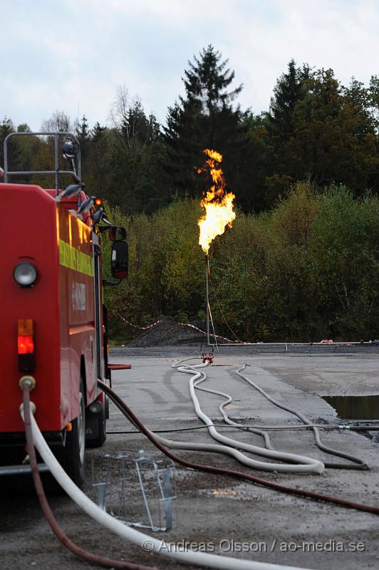 _DSC2576.JPG - Vid 09:00 tiden imorse inkom ett larm om att en tankbil läckte ut gasol vid ett företag i Perstorp till en början så försökte man täta kopplingen som gått sönder men det blev inte tillräckligt säkert för att kunna låta transporten köra vidare för att lämna av gasolen och då försökte man få tag i en annan tankbil så man kunde tanka över gasen men det fanns ingen bil i närheten. Då fattade man beslutet att man skulle koppla på en anordning och bränna gasen så man kallade in Gasakuten från Göteborgs området som kom och fixade detta. Under flera timmar brann det en flera meter hög låga i Perstorp. Ingen person ska ha kommit till skada.