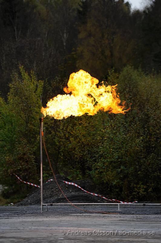 _DSC2581.JPG - Vid 09:00 tiden imorse inkom ett larm om att en tankbil läckte ut gasol vid ett företag i Perstorp till en början så försökte man täta kopplingen som gått sönder men det blev inte tillräckligt säkert för att kunna låta transporten köra vidare för att lämna av gasolen och då försökte man få tag i en annan tankbil så man kunde tanka över gasen men det fanns ingen bil i närheten. Då fattade man beslutet att man skulle koppla på en anordning och bränna gasen så man kallade in Gasakuten från Göteborgs området som kom och fixade detta. Under flera timmar brann det en flera meter hög låga i Perstorp. Ingen person ska ha kommit till skada.