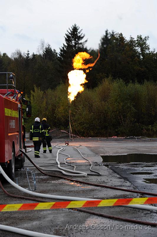 _DSC2585.JPG - Vid 09:00 tiden imorse inkom ett larm om att en tankbil läckte ut gasol vid ett företag i Perstorp till en början så försökte man täta kopplingen som gått sönder men det blev inte tillräckligt säkert för att kunna låta transporten köra vidare för att lämna av gasolen och då försökte man få tag i en annan tankbil så man kunde tanka över gasen men det fanns ingen bil i närheten. Då fattade man beslutet att man skulle koppla på en anordning och bränna gasen så man kallade in Gasakuten från Göteborgs området som kom och fixade detta. Under flera timmar brann det en flera meter hög låga i Perstorp. Ingen person ska ha kommit till skada.