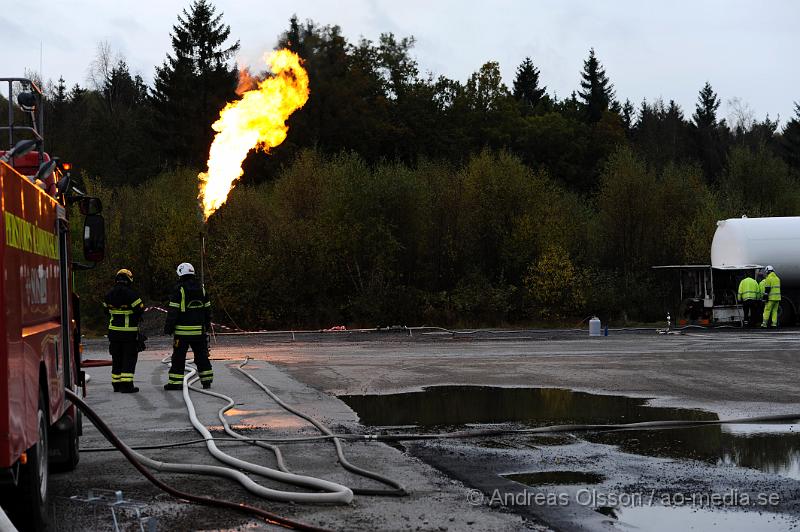 _DSC2588.JPG - Vid 09:00 tiden imorse inkom ett larm om att en tankbil läckte ut gasol vid ett företag i Perstorp till en början så försökte man täta kopplingen som gått sönder men det blev inte tillräckligt säkert för att kunna låta transporten köra vidare för att lämna av gasolen och då försökte man få tag i en annan tankbil så man kunde tanka över gasen men det fanns ingen bil i närheten. Då fattade man beslutet att man skulle koppla på en anordning och bränna gasen så man kallade in Gasakuten från Göteborgs området som kom och fixade detta. Under flera timmar brann det en flera meter hög låga i Perstorp. Ingen person ska ha kommit till skada.