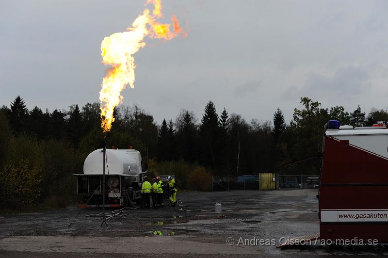 _DSC2594.JPG - Vid 09:00 tiden imorse inkom ett larm om att en tankbil läckte ut gasol vid ett företag i Perstorp till en början så försökte man täta kopplingen som gått sönder men det blev inte tillräckligt säkert för att kunna låta transporten köra vidare för att lämna av gasolen och då försökte man få tag i en annan tankbil så man kunde tanka över gasen men det fanns ingen bil i närheten. Då fattade man beslutet att man skulle koppla på en anordning och bränna gasen så man kallade in Gasakuten från Göteborgs området som kom och fixade detta. Under flera timmar brann det en flera meter hög låga i Perstorp. Ingen person ska ha kommit till skada.