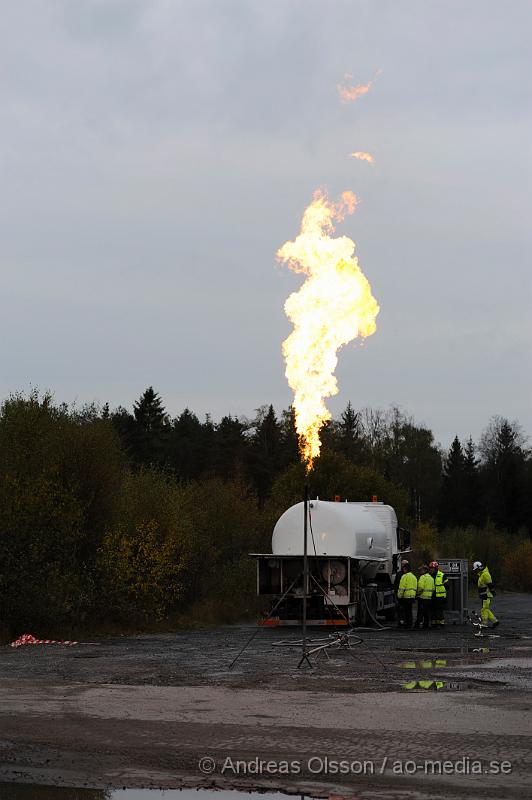 _DSC2598.JPG - Vid 09:00 tiden imorse inkom ett larm om att en tankbil läckte ut gasol vid ett företag i Perstorp till en början så försökte man täta kopplingen som gått sönder men det blev inte tillräckligt säkert för att kunna låta transporten köra vidare för att lämna av gasolen och då försökte man få tag i en annan tankbil så man kunde tanka över gasen men det fanns ingen bil i närheten. Då fattade man beslutet att man skulle koppla på en anordning och bränna gasen så man kallade in Gasakuten från Göteborgs området som kom och fixade detta. Under flera timmar brann det en flera meter hög låga i Perstorp. Ingen person ska ha kommit till skada.