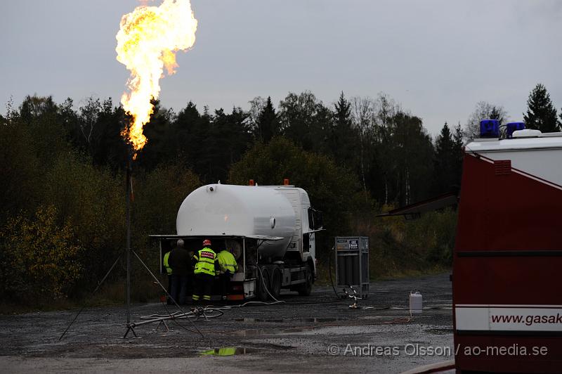 _DSC2600.JPG - Vid 09:00 tiden imorse inkom ett larm om att en tankbil läckte ut gasol vid ett företag i Perstorp till en början så försökte man täta kopplingen som gått sönder men det blev inte tillräckligt säkert för att kunna låta transporten köra vidare för att lämna av gasolen och då försökte man få tag i en annan tankbil så man kunde tanka över gasen men det fanns ingen bil i närheten. Då fattade man beslutet att man skulle koppla på en anordning och bränna gasen så man kallade in Gasakuten från Göteborgs området som kom och fixade detta. Under flera timmar brann det en flera meter hög låga i Perstorp. Ingen person ska ha kommit till skada.