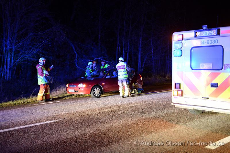 DSC_1535.JPG - Vid 19 tiden larmades en större räddningsstyrka med räddningstjänst, flera ambulanser och polis till väg 114 mellan Munka Ljungby och Örkelljunga där två personbilar kolliderat och åkt ut i skogen. Flera personer var inblandade i olyckan och fick föras till sjukhus med ambulans. Skadeläget är oklart. Vägen var helt avstängd under räddningsarbetet.