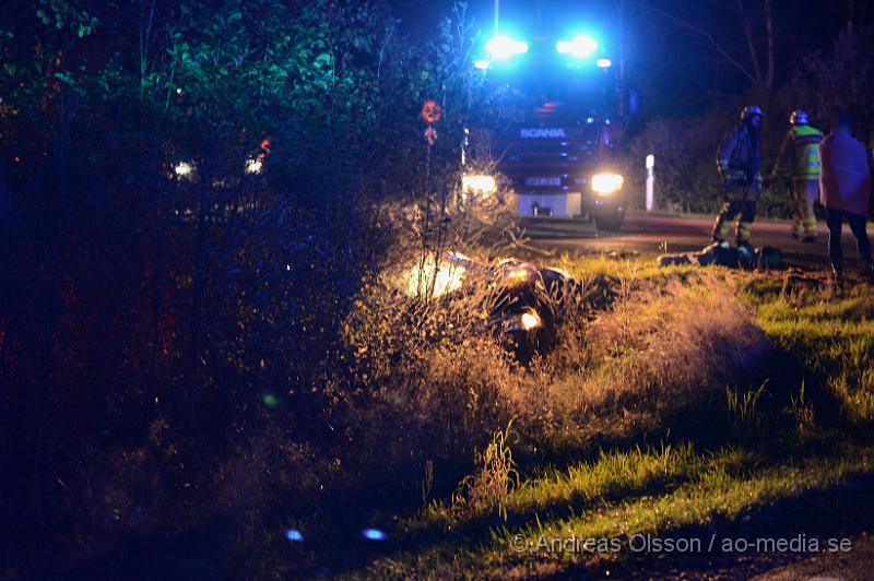 DSC_1544.JPG - Vid 19 tiden larmades en större räddningsstyrka med räddningstjänst, flera ambulanser och polis till väg 114 mellan Munka Ljungby och Örkelljunga där två personbilar kolliderat och åkt ut i skogen. Flera personer var inblandade i olyckan och fick föras till sjukhus med ambulans. Skadeläget är oklart. Vägen var helt avstängd under räddningsarbetet.
