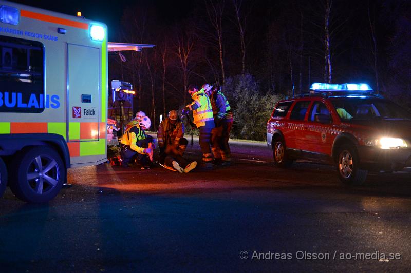DSC_1546.JPG - Vid 19 tiden larmades en större räddningsstyrka med räddningstjänst, flera ambulanser och polis till väg 114 mellan Munka Ljungby och Örkelljunga där två personbilar kolliderat och åkt ut i skogen. Flera personer var inblandade i olyckan och fick föras till sjukhus med ambulans. Skadeläget är oklart. Vägen var helt avstängd under räddningsarbetet.