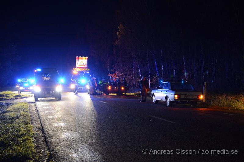 DSC_1552.JPG - Vid 19 tiden larmades en större räddningsstyrka med räddningstjänst, flera ambulanser och polis till väg 114 mellan Munka Ljungby och Örkelljunga där två personbilar kolliderat och åkt ut i skogen. Flera personer var inblandade i olyckan och fick föras till sjukhus med ambulans. Skadeläget är oklart. Vägen var helt avstängd under räddningsarbetet.