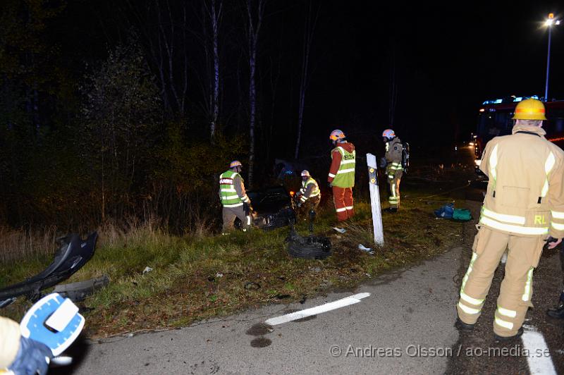 DSC_1554.JPG - Vid 19 tiden larmades en större räddningsstyrka med räddningstjänst, flera ambulanser och polis till väg 114 mellan Munka Ljungby och Örkelljunga där två personbilar kolliderat och åkt ut i skogen. Flera personer var inblandade i olyckan och fick föras till sjukhus med ambulans. Skadeläget är oklart. Vägen var helt avstängd under räddningsarbetet.