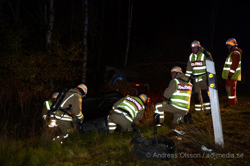 DSC_1555.JPG - Vid 19 tiden larmades en större räddningsstyrka med räddningstjänst, flera ambulanser och polis till väg 114 mellan Munka Ljungby och Örkelljunga där två personbilar kolliderat och åkt ut i skogen. Flera personer var inblandade i olyckan och fick föras till sjukhus med ambulans. Skadeläget är oklart. Vägen var helt avstängd under räddningsarbetet.