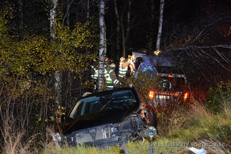 DSC_1559.JPG - Vid 19 tiden larmades en större räddningsstyrka med räddningstjänst, flera ambulanser och polis till väg 114 mellan Munka Ljungby och Örkelljunga där två personbilar kolliderat och åkt ut i skogen. Flera personer var inblandade i olyckan och fick föras till sjukhus med ambulans. Skadeläget är oklart. Vägen var helt avstängd under räddningsarbetet.
