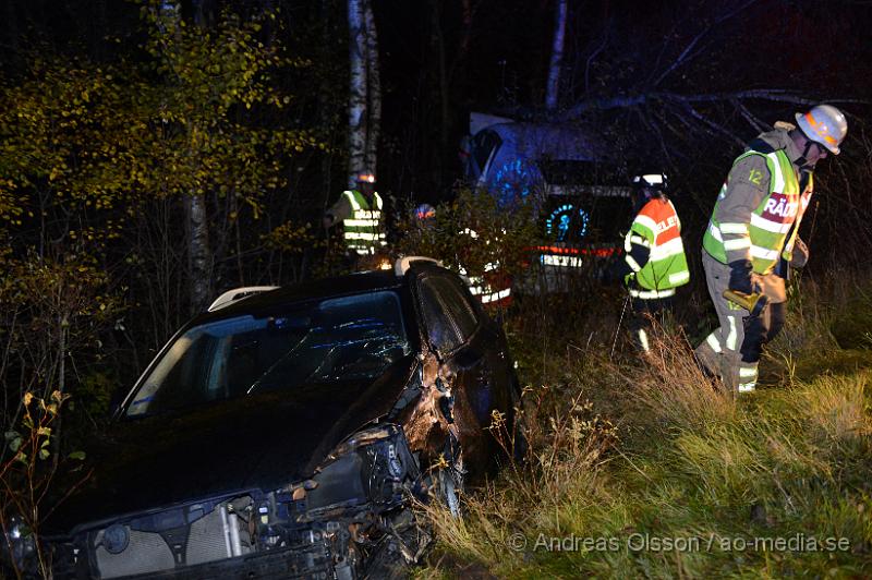 DSC_1560.JPG - Vid 19 tiden larmades en större räddningsstyrka med räddningstjänst, flera ambulanser och polis till väg 114 mellan Munka Ljungby och Örkelljunga där två personbilar kolliderat och åkt ut i skogen. Flera personer var inblandade i olyckan och fick föras till sjukhus med ambulans. Skadeläget är oklart. Vägen var helt avstängd under räddningsarbetet.