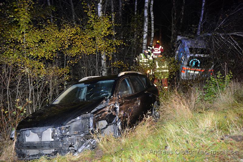 DSC_1561.JPG - Vid 19 tiden larmades en större räddningsstyrka med räddningstjänst, flera ambulanser och polis till väg 114 mellan Munka Ljungby och Örkelljunga där två personbilar kolliderat och åkt ut i skogen. Flera personer var inblandade i olyckan och fick föras till sjukhus med ambulans. Skadeläget är oklart. Vägen var helt avstängd under räddningsarbetet.