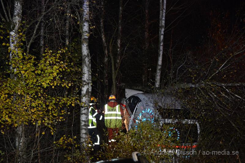 DSC_1562.JPG - Vid 19 tiden larmades en större räddningsstyrka med räddningstjänst, flera ambulanser och polis till väg 114 mellan Munka Ljungby och Örkelljunga där två personbilar kolliderat och åkt ut i skogen. Flera personer var inblandade i olyckan och fick föras till sjukhus med ambulans. Skadeläget är oklart. Vägen var helt avstängd under räddningsarbetet.