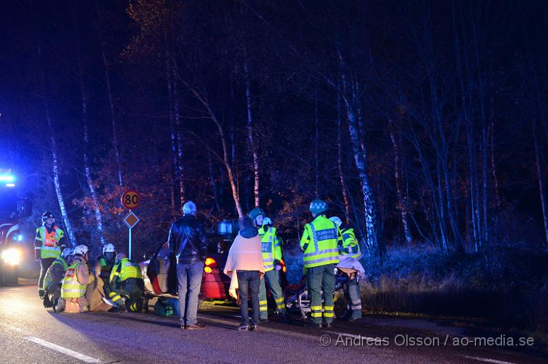 DSC_1566.JPG - Vid 19 tiden larmades en större räddningsstyrka med räddningstjänst, flera ambulanser och polis till väg 114 mellan Munka Ljungby och Örkelljunga där två personbilar kolliderat och åkt ut i skogen. Flera personer var inblandade i olyckan och fick föras till sjukhus med ambulans. Skadeläget är oklart. Vägen var helt avstängd under räddningsarbetet.