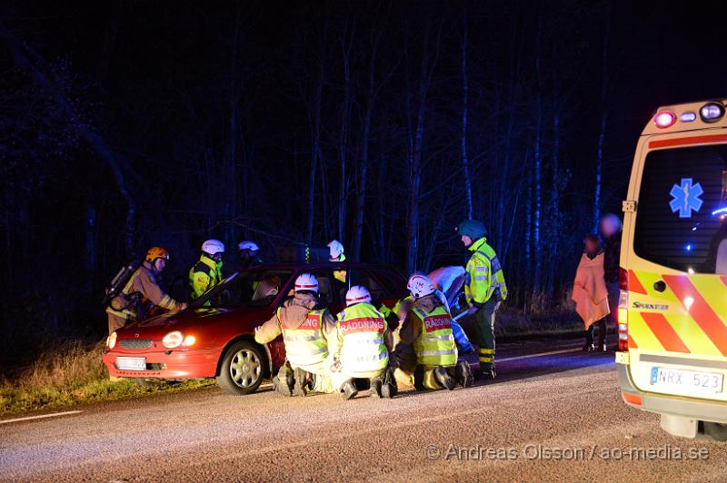 DSC_1571.JPG - Vid 19 tiden larmades en större räddningsstyrka med räddningstjänst, flera ambulanser och polis till väg 114 mellan Munka Ljungby och Örkelljunga där två personbilar kolliderat och åkt ut i skogen. Flera personer var inblandade i olyckan och fick föras till sjukhus med ambulans. Skadeläget är oklart. Vägen var helt avstängd under räddningsarbetet.