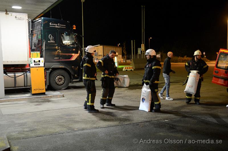 DSC_1579.JPG - Strax efter 19 larmades räddningstjänsten till Storgatan 90 i Klippan vid Preem macken där man hade utsläpp av disel från en pump. Det är oklart exakt hur mycket disel som läckt ut och även om det har runnit ner något i två närliggande dagvatten brunnar. Under dagen har där varit en tekniker och jobbat vid pumpen, men om det är något som gått fel där som har lett till utsläppet är oklart just nu.